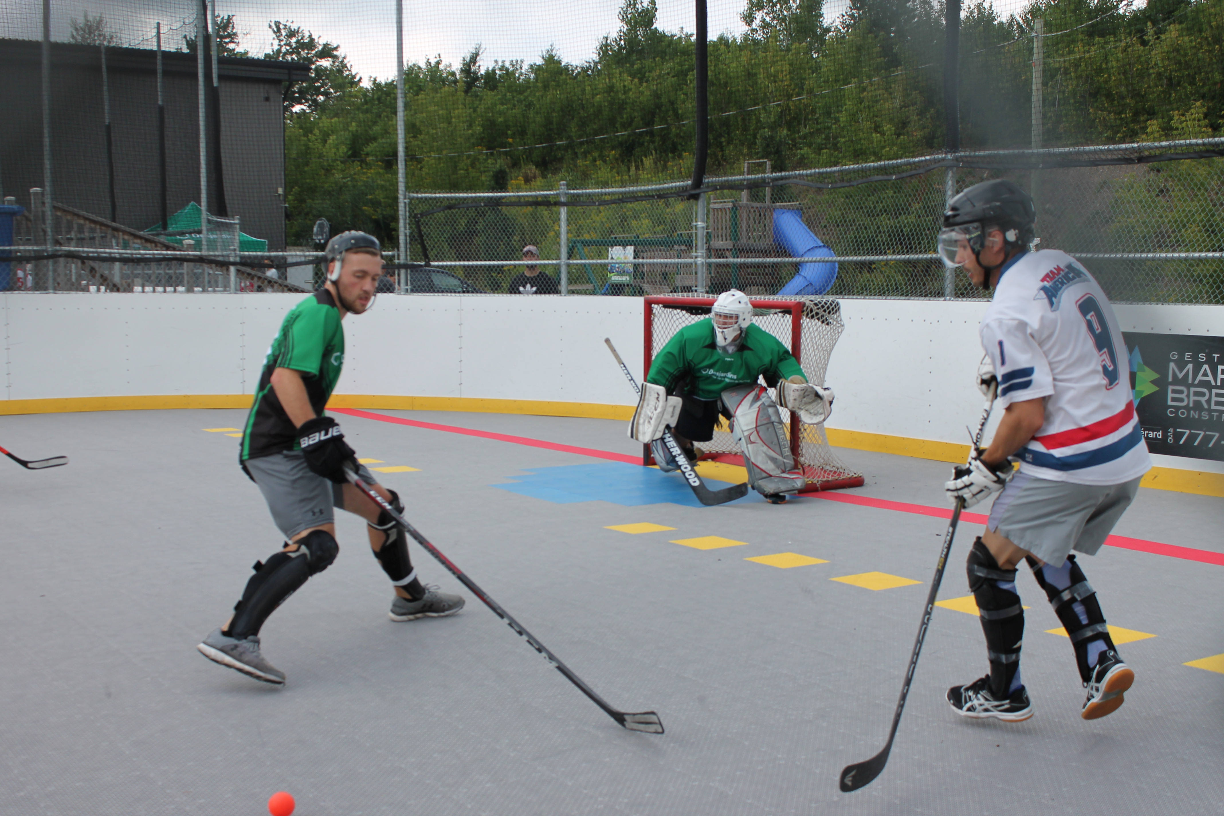 Match de dek hockey vu depuis les gradins